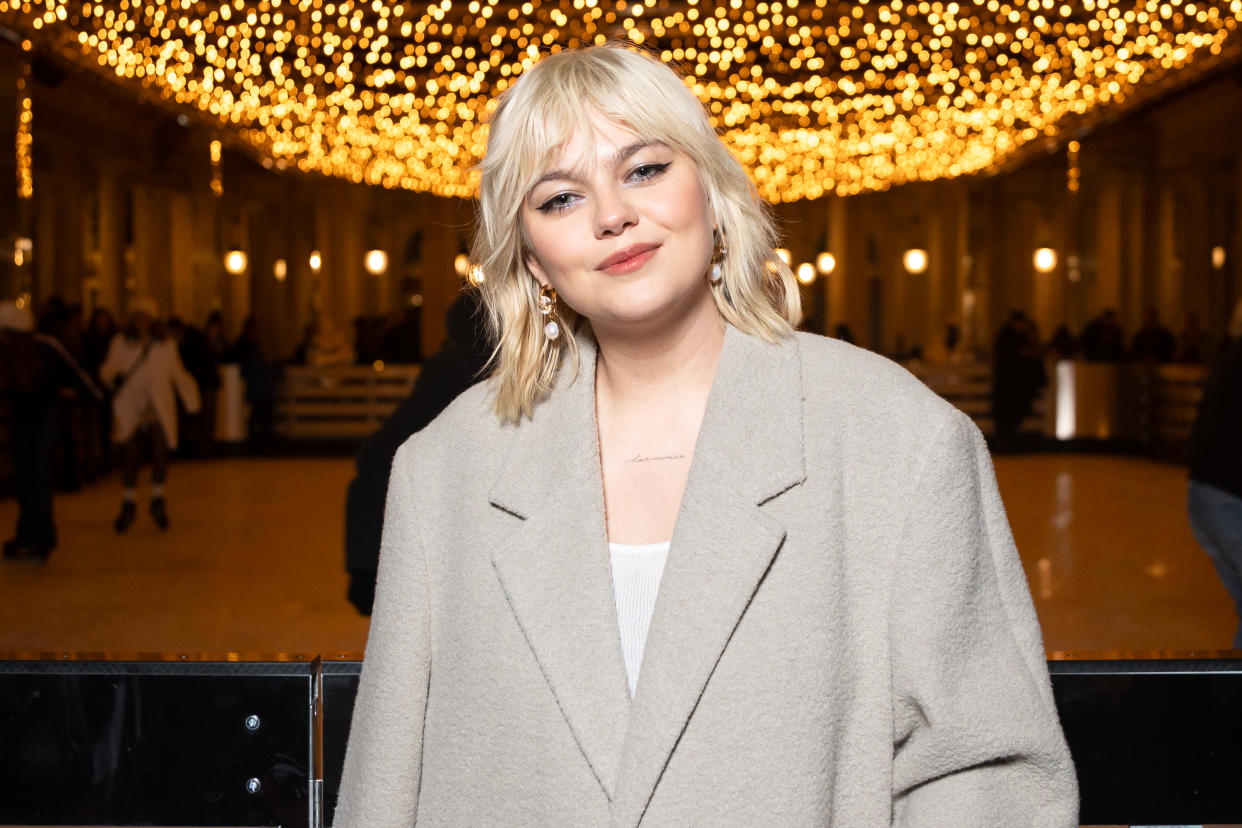 Louane : 5 pièces mode à shopper pour reproduire le look de vacances de la chanteuse