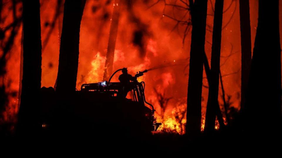 Soupçonné d’être à l’origine de 31 départs de feu, un pompier volontaire de 19 ans a été mis en examen et écroué, a annoncé la procureure de Bordeaux (photo d’illustration prise mi-août à  Belin-Béliet, en Gironde).