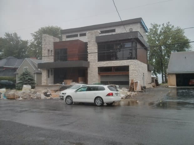 The home at 79 chemin Fraser in the Aylmer sector of Gatineau, Que., must be demolished because it violates the city's zoning bylaws, a judge said on Tuesday. (CBC - image credit)