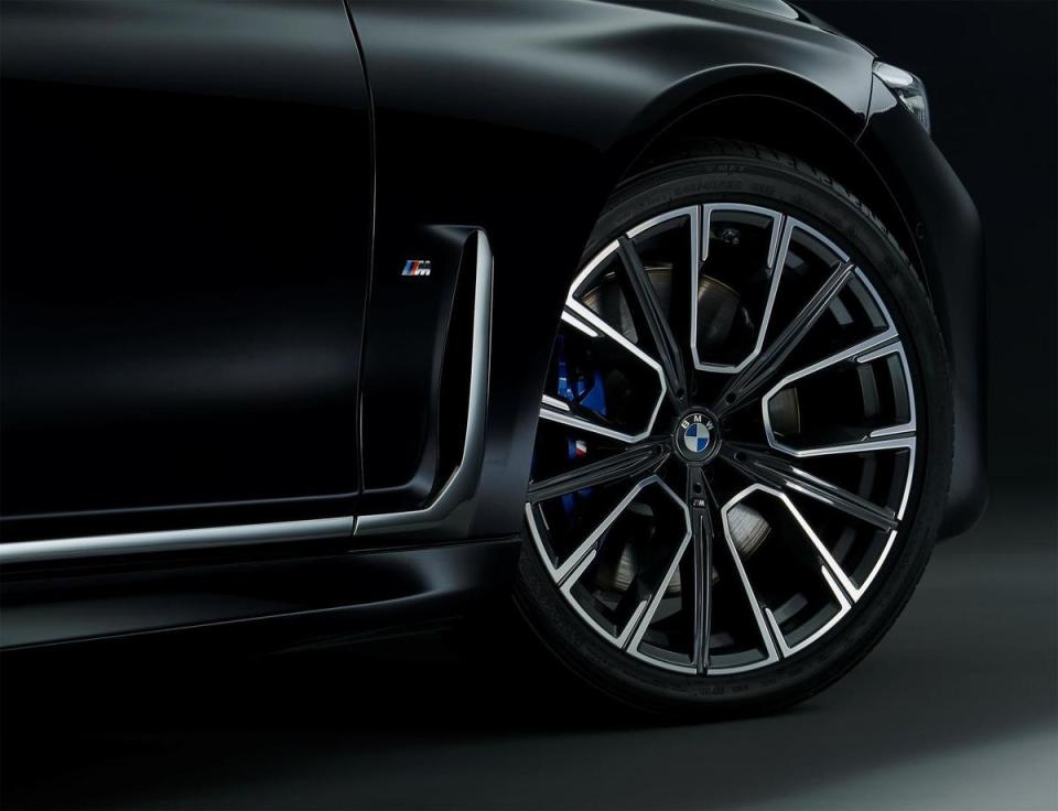 BMW 740i與740Li M Sport層峰旗艦版採用專屬20吋M星輻式輪圈，結合藍色M煞車套件，為頂級豪華旗艦更添運動跑格。