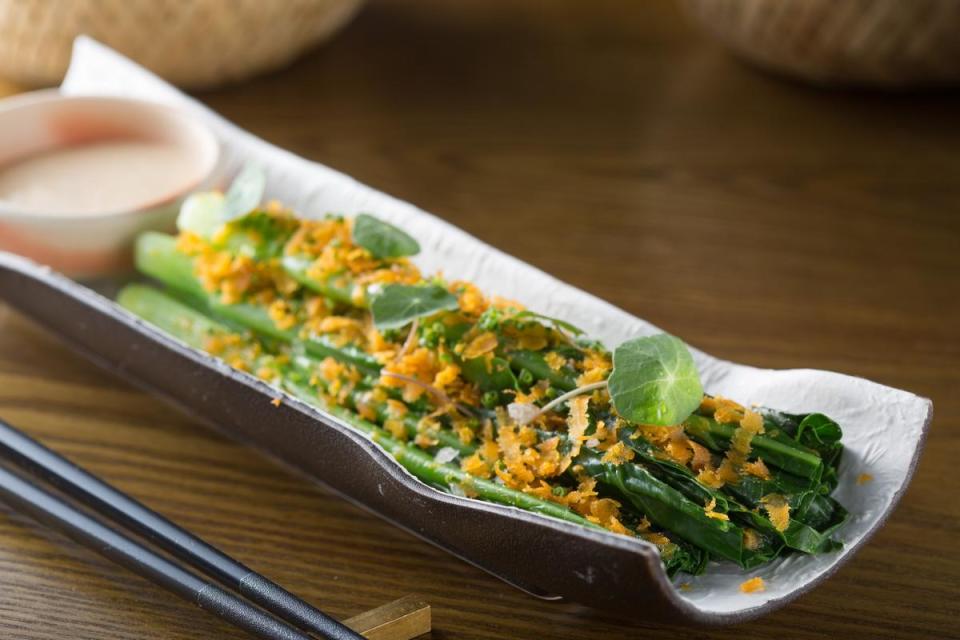 「冰鎮黑芥藍」是港式餐廳的經典菜式，搭配美極蛋黃醬、烏魚子、金蓮葉 ，馥郁帶苦韻的口感特別。（320元／份）