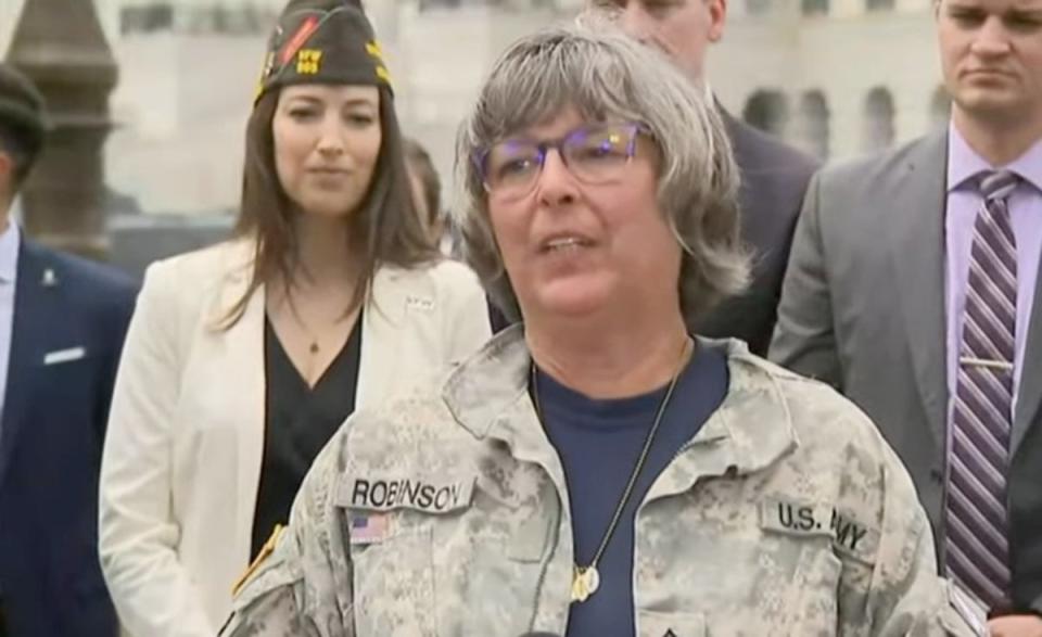 Susan Zeier says she can now take off her son-in-law’s military jacket (Now This News)