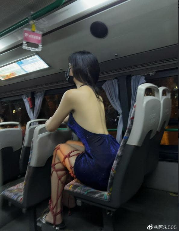 阿朱坐在公車後座身體前傾，大秀裸背。（翻攝阿朱505）