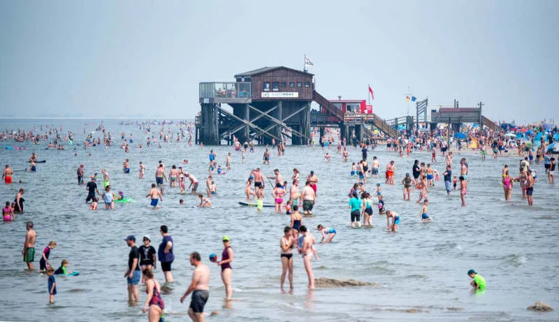 Çok sayıda turist Kuzey Denizi'nde güneşin tadını çıkarıyor. Daniel Bockwoldt/dpa