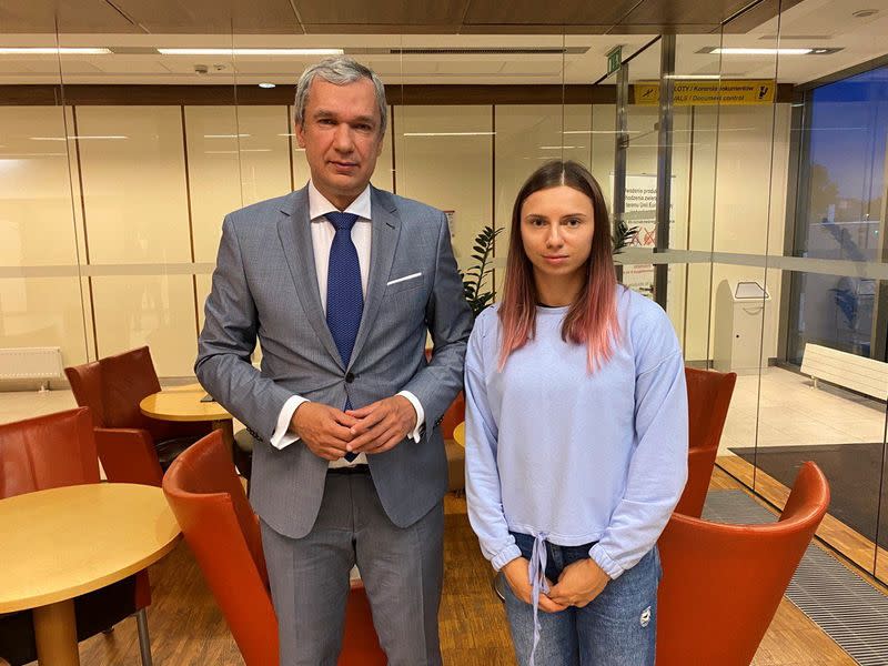 El político opositor bielorruso Pavel Latushka posa con su compatriota, la velocista Krystsina Tsimanouskaya, quien abandonó los Juegos Olímpicos en Tokio y busca asilo en Polonia, a su llegada a Varsovia, Polonia