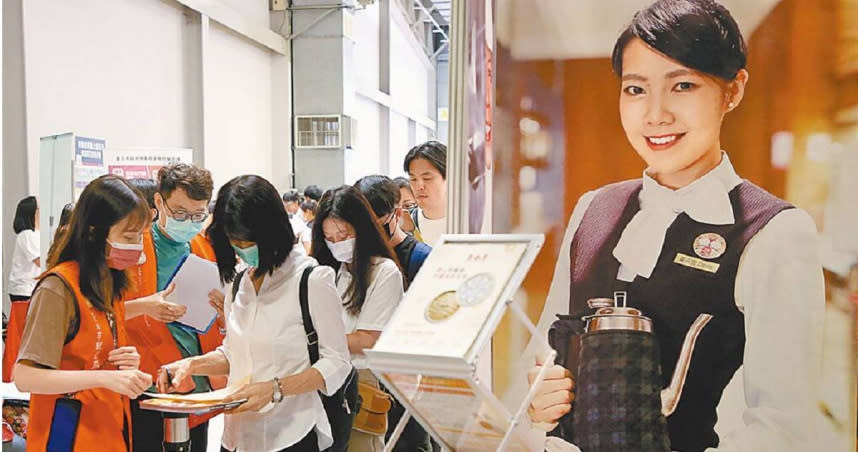 台北市政府12日在圓山花博公園爭豔館舉辦「青銀就業博覽會」，共有166家優質企業徵才，提供超過8000個職缺，吸引許多想要求職的民眾前來了解，當中知名餐飲企業鼎泰豐，有大批民眾排隊應徵。（圖／中國時報趙雙傑攝）