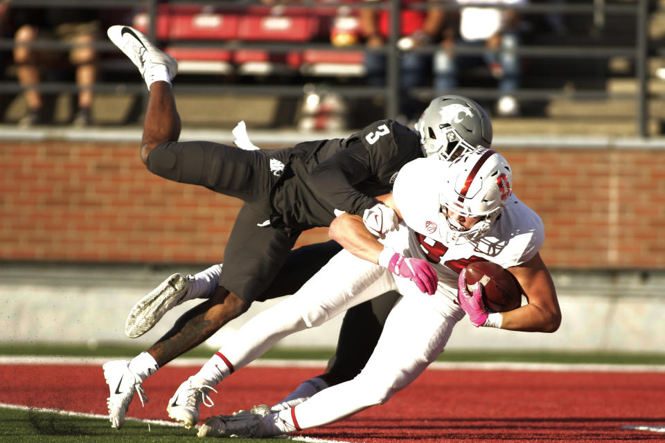 Stanford tight end Benjamin Yurosek, right, runs for a touchdown while pressured by Washington State defensive back Daniel Isom during the first half of an NCAA college football game Saturday, Oct. 16, 2021, in Pullman, Wash. (AP Photo/Young Kwak)