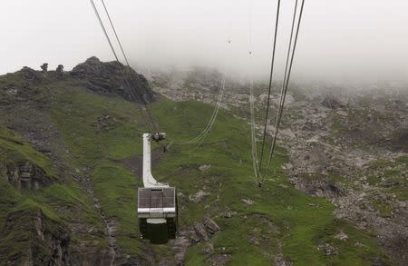 A cable car comes down from Schilthorn mountain (altitude 2970 m/ 9744 feet) at the Bernese Oberland, Switzerland August 7, 2012. Picture taken August 7, 2012. REUTERS/Arnd Wiegmann