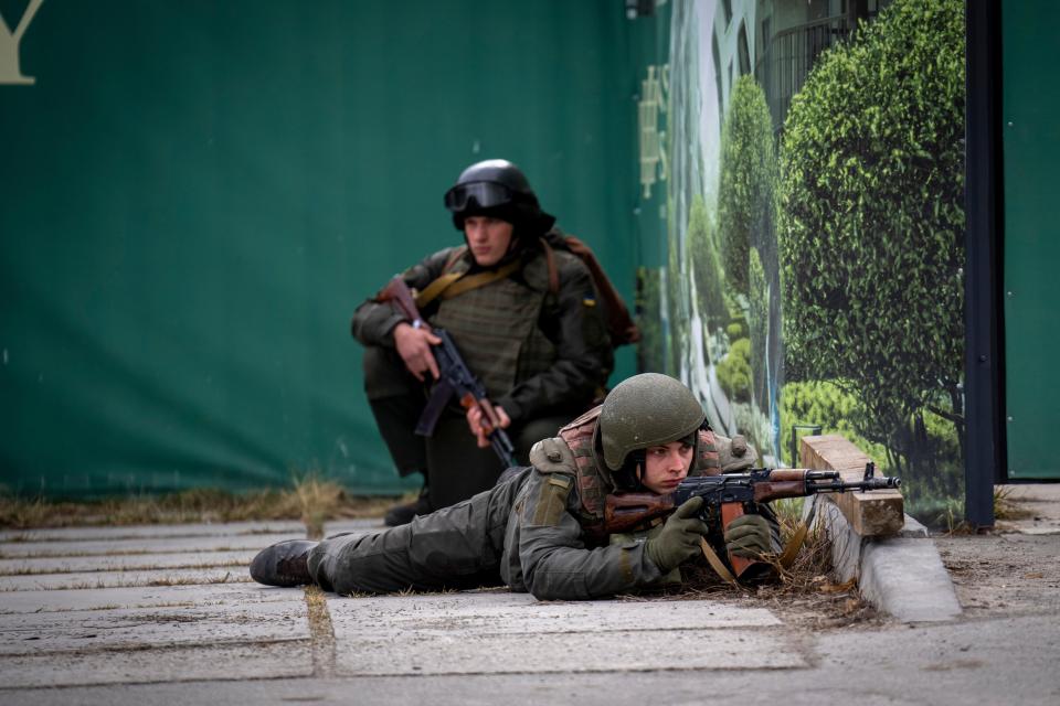 Ukrainian soldiers take positions in downtown Kyiv, Ukraine, Friday, Feb. 25, 2022. Russia pressed its invasion of Ukraine to the outskirts of the capital Friday after unleashing airstrikes on cities and military bases and sending in troops and tanks from three sides in an attack that could rewrite the global post-Cold War security order