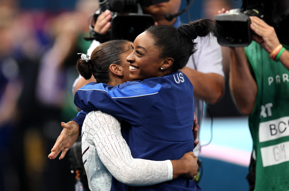 PARIS, PRANCIS - 05 AGUSTUS: Simone Biles (kanan) dan Jordan Chiles (kiri) dari Tim Amerika Serikat merayakan kemenangan mereka atas medali perak dan perunggu setelah bertanding di Final Senam Artistik Lantai Putri pada hari kesepuluh Olimpiade Paris 2024 di Bercy Arena pada 05 Agustus 2024 di Paris, Prancis. (Foto oleh Jamie Squire/Getty Images)