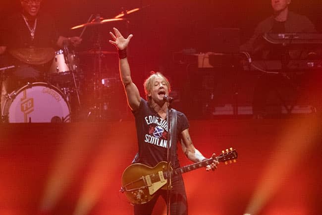 keith-urban-on-stage