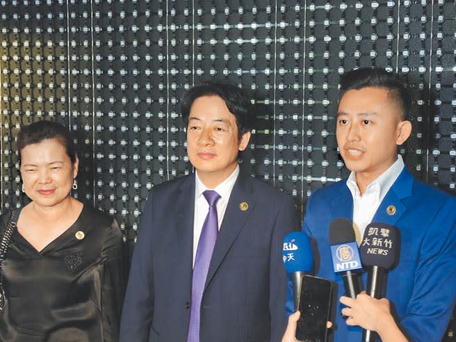 副總統賴清德（中）到新竹參訪2020台灣設計展，他說很欽佩市長林智堅（右）率領的團隊把設計展辦得那麼好。（邱立雅攝）