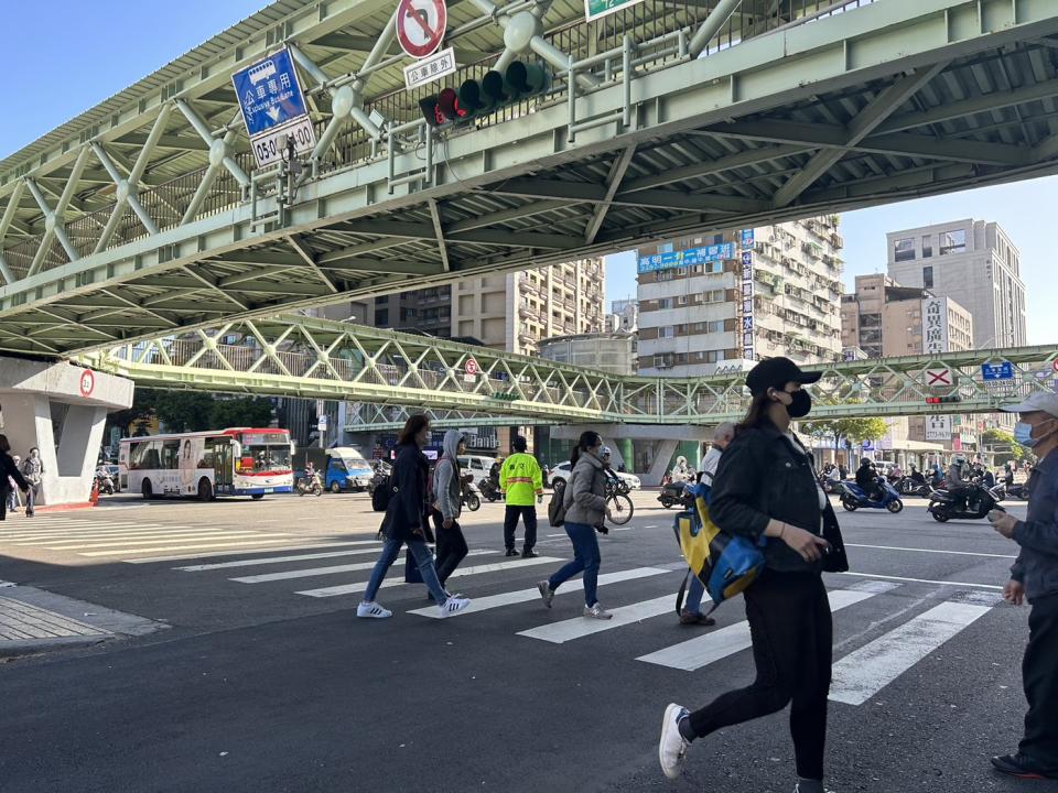 今(12)日東部、東南部地區及馬祖有零星短暫陣雨，其他地區及澎湖、金門為多雲到晴，北台灣高溫可達31度。   圖：林岑韋／攝