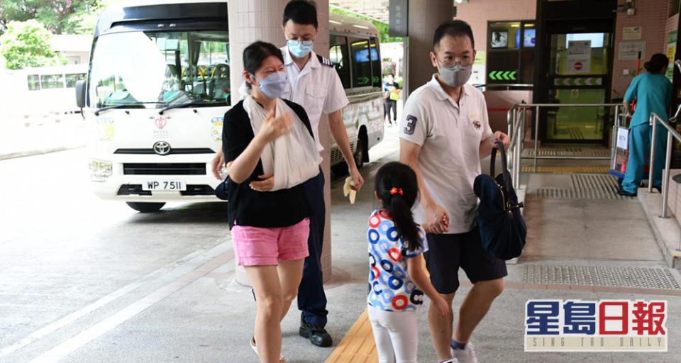 被巴西龜擊傷左手的女士，到醫院接受進一步治療。