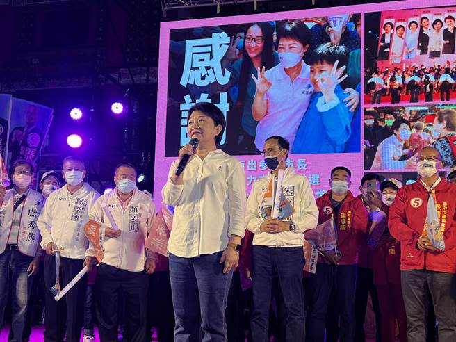國民黨台中市長候選人盧秀燕11日晚間在清水舉辦造勢晚會，她細數過去4年政績，呼籲選民支持。（林欣儀攝）
