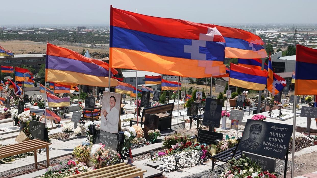 Gräber von armenischen Soldaten, die im Herbst im Krieg mit Aserbaidschan um die Konfliktregion Berg-Karabach gestorben sind, auf einem Militärfriedhof in Eriwan.