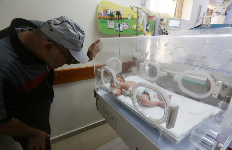 El bebé en el hospital Al-Aqsa, de Gaza. Photo: Omar Ashtawy/APA Images via ZUMA Press Wire/dpa