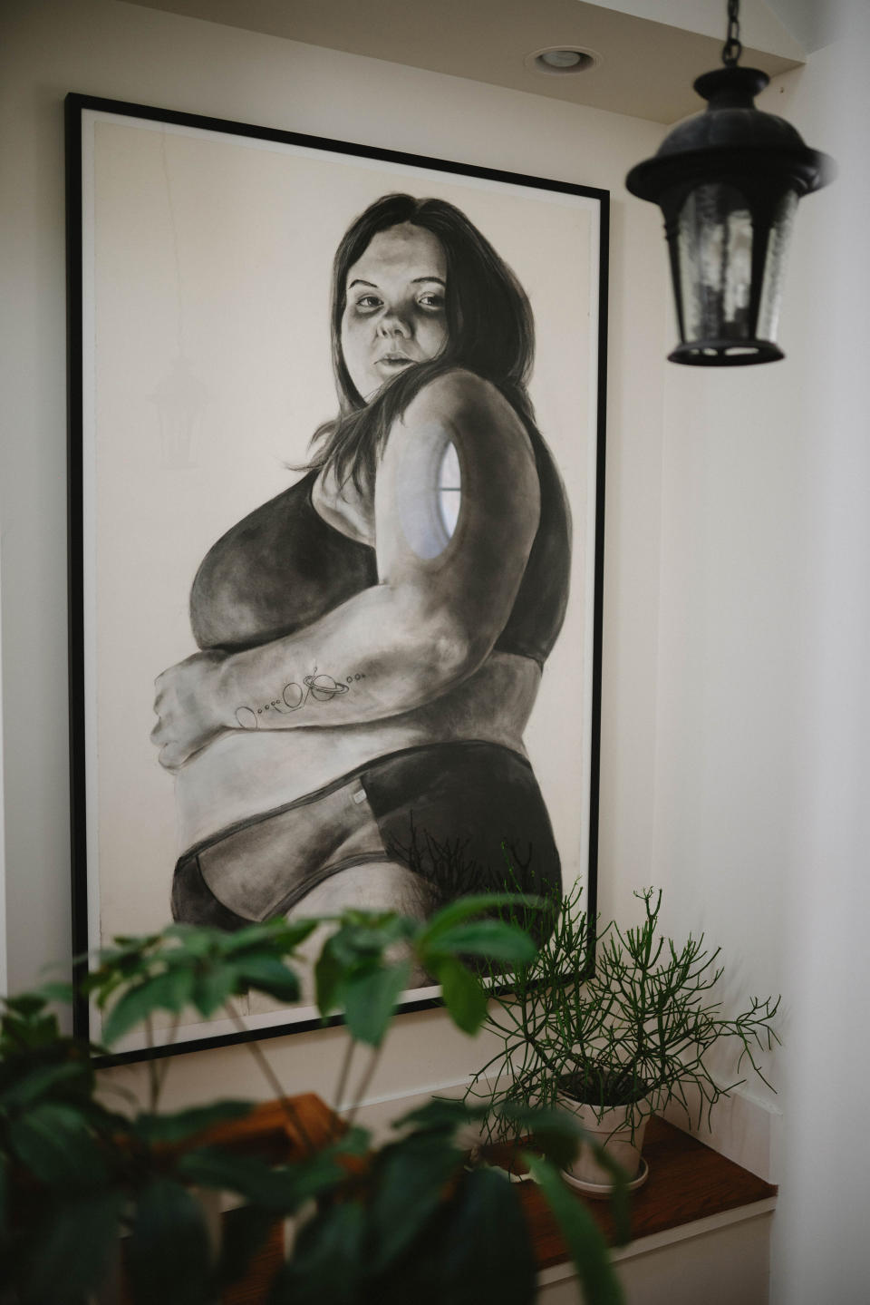Una obra de la artista de la liberación de la gordura Lindsey Guile cuelga en la casa de Virginia Sole-Smith en Cold Spring, Nueva York, en marzo de 2024. (Marisa Langley/The New York Times)
