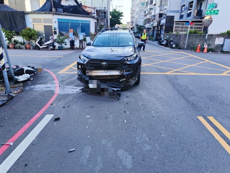 鄭姓士兵疑似因車速太快，不慎在路口和小客車發生衝撞。（圖／翻攝畫面）