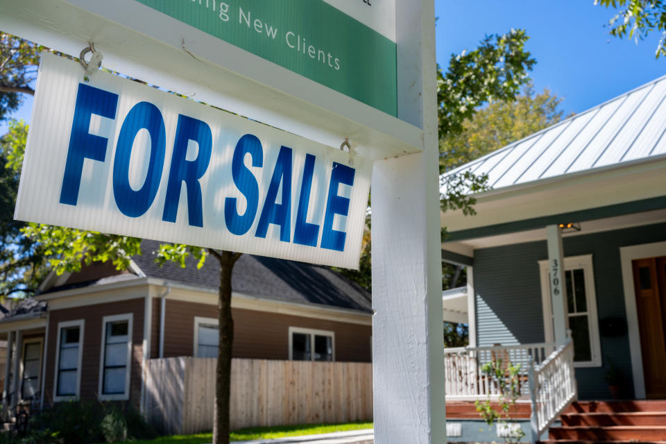 AUSTIN, TX – 16 DE OUTUBRO: Uma casa está à venda em 16 de outubro de 2023 em Austin, Texas.  As vendas de casas diminuíram à medida que o custo dos empréstimos aumenta e o país continua a registar taxas hipotecárias elevadas.  (Foto de Brandon Bell/Getty Images)
