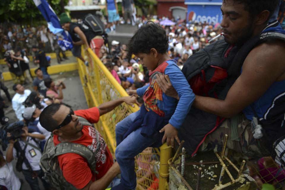 FOTOS | Así rompieron los migrantes el cerco fronterizo para entrar a México