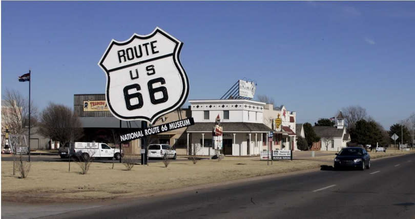 早期的66號公路是許多開車族從美國東岸至西岸的必經之路，所以沿途有許多商店、餐館或是酒店等。