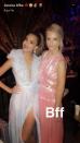 <p>Jessica Alba prouve que l’on peut très bien remplacer son compagnon par sa meilleure amie sur le tapis rouge.</p>