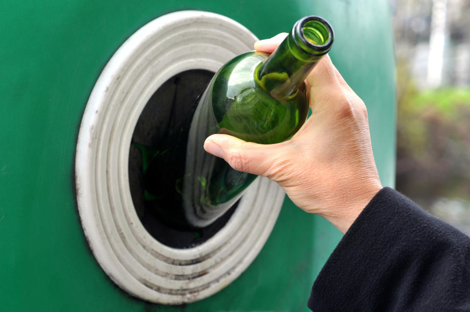 Was darf in den Glas-Container und was nicht? (Symbolbild: Getty Images)