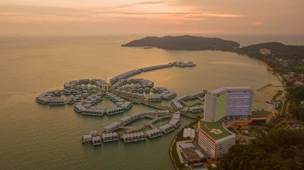 大紅花海上屋泳池別墅VILLA 渡假村享受馬六甲海峽美景（圖/馬來西亞觀光局）