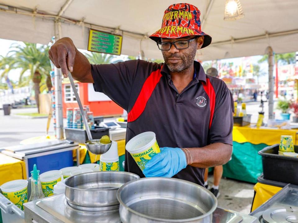 Jerrell Newsome sirve limonada de pepinillos en la Feria y Exposición del Condado Miami-Dade.