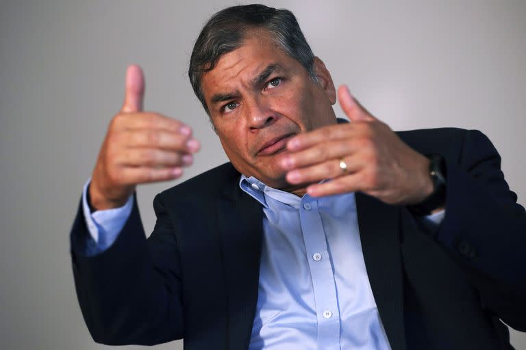El expresidente de Ecuador Rafael Correa gesticula durante una entrevista con The Associated Press en Bruselas, el 11 de septiembre de 2020