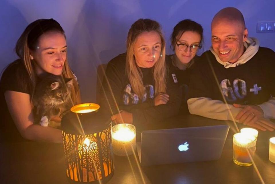 A family gathers for Earth Hour (Earth Hour)