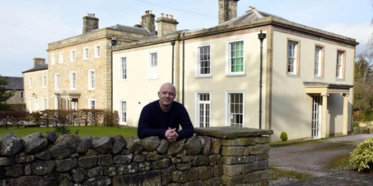 Dunstan Low en su casa en Melling, Lancashire. Foto: Youtube