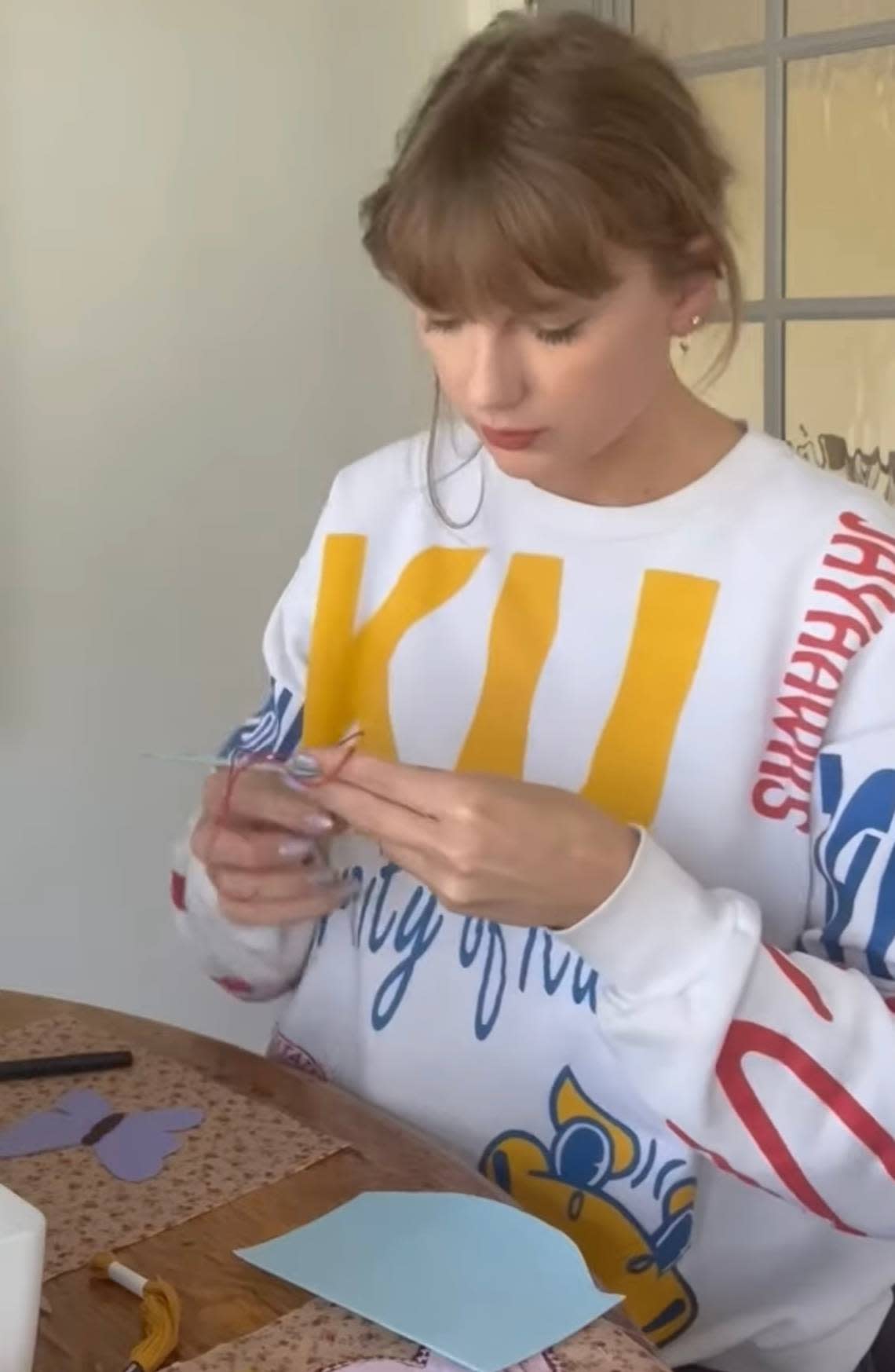 Taylor Swift wore Kansas Jayhawks sweatshirt in viral video. It’s for