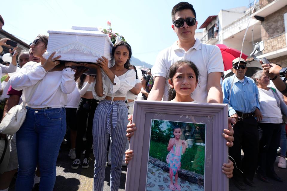 8歲女童遭綁架性侵殺害，家屬抬著棺材出殯。（AP）