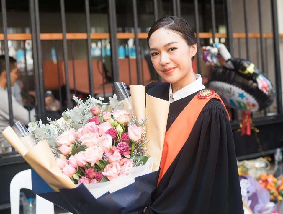 近幾年在泰國演藝圈嶄露頭角的新生代女演員Yam （本名 Matira Tantiprasut），年僅24歲，卻已拿到泰國第一學府朱拉隆功大學心理學系碩士學位，且在泰國演藝圈佔有一席之地，讓人不得不驚嘆人生勝利組。（圖／翻攝自IG）