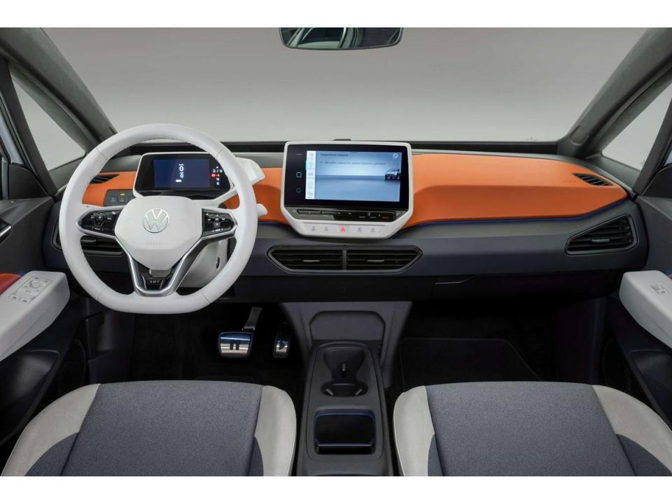 革命性的全新車室設計風格，並且配備先進觸控感應的顯示和中控螢幕。