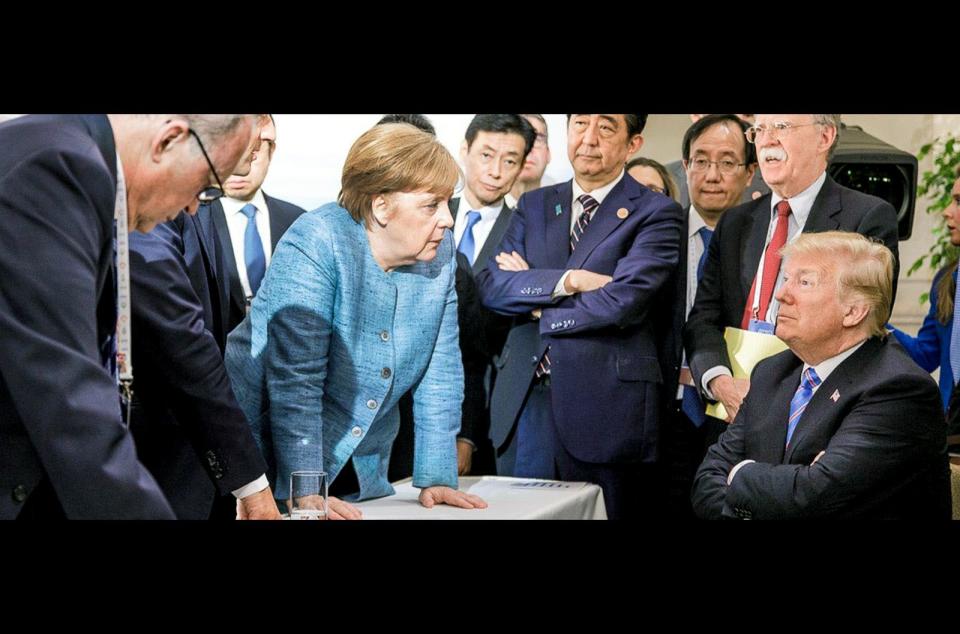 Beim G7-Gipfel 2018 blickte Angela Merkel auf Donald Trump herab. Ein Bild, das die Merkel-Porträtistin Herline Koelbl besonders feut. (Bild: ARTE / Picture Allience)