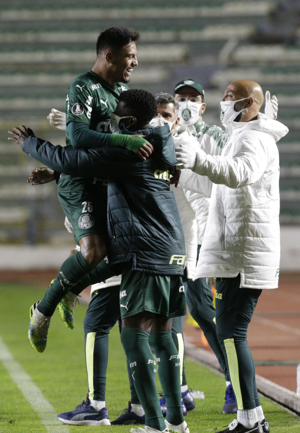 Gabriel Menino del Palmeiras de Brasil, a la izquierda, celebra con sus compañeros de equipo después de anotar el segundo gol de su club durante un partido de fútbol de la Copa Libertadores contra el Bolívar en La Paz, Bolivia, el miércoles 16 de septiembre de 2020. (David Mercado/Pool vía AP)