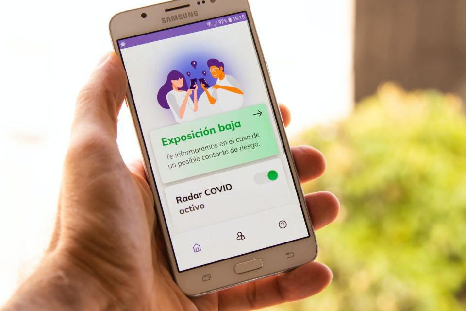 <span class="caption">Teléfono con la aplicación Radar Covid activada.</span> <span class="attribution"><a class="link " href="https://www.shutterstock.com/es/image-photo/galicia-spain-august-20-2020-smartphone-1799617198" rel="nofollow noopener" target="_blank" data-ylk="slk:Shutterstock / Carballo;elm:context_link;itc:0;sec:content-canvas">Shutterstock / Carballo</a></span>