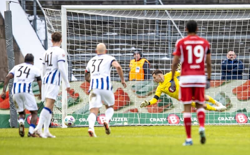 Hertha goalkeeper Tjark Ernst (2nd R) in action during the German Bundesliga 2nd division soccer match between Hertha BSC and Fortuna Duesseldorf at the Olympiastadion Berlin. Andreas Gora/dpa