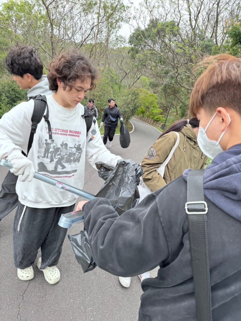 青年志工於青青草原進行環保淨山活動服務學習。（圖/記者林照東攝）