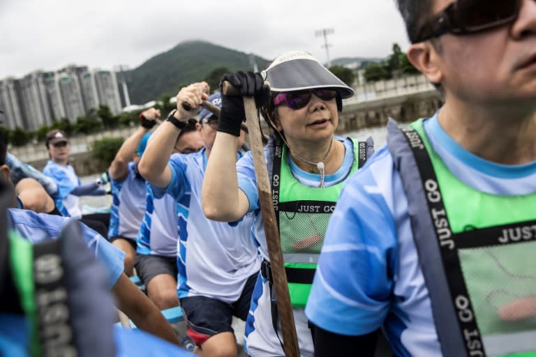 El equipo de Los Guerreros de la Oscuridad entrenando en barcos de dragón en Hong Kong, el 25 de mayo de 2024 (ISAAC LAWRENCE)