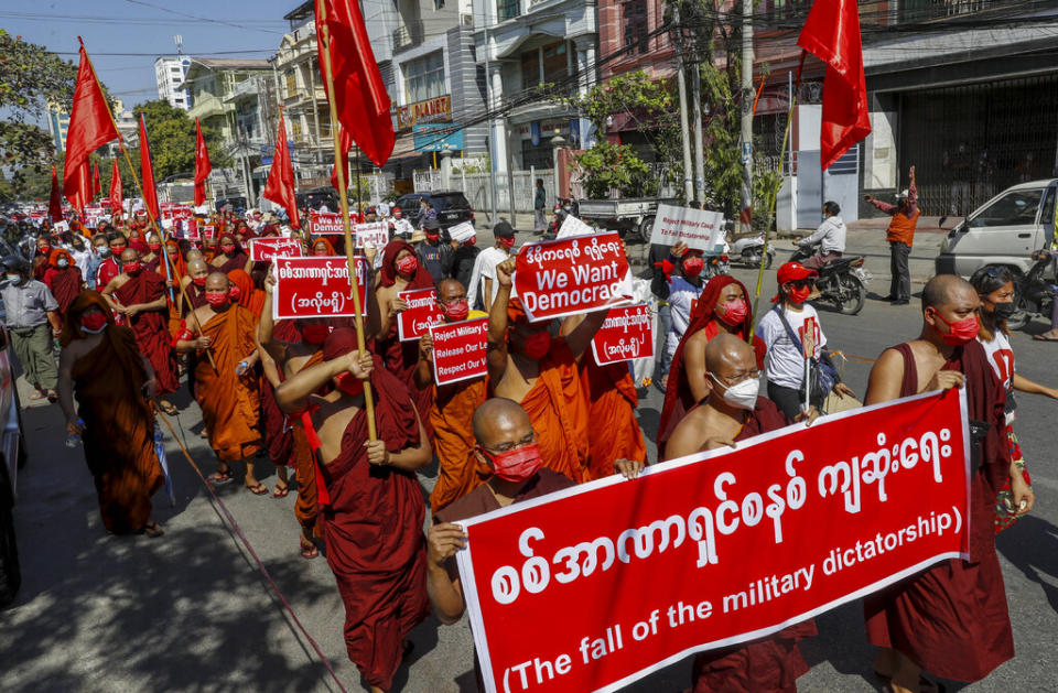 緬甸2月22日發起1日政變以來最大規模抗議活動，當地人稱之為「22222起義」，全國數百萬人湧上街頭，僧侶也組隊遊行。（AP）