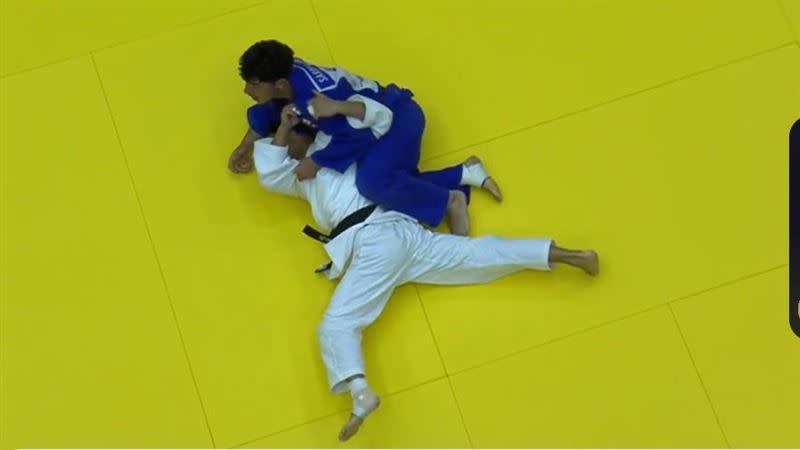 楊勇緯（白）體力耗盡被對手反摔。（圖／翻攝自JUDO TV）