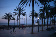 Un par de ciclistas recorren la costanera de Badalona, España, el 27 de marzo del 2020. La pandemia de coronavirus está dando nuevo impulso a las bicicletas como alternativa al trasporte público. (AP Photo/Felipe Dana, File)