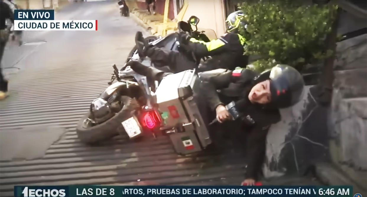 Reportera Kariana Colmenero se cayó de motocicleta en pendiente de Álvaro Obregón. (Captura X/@AztecaNoticias)