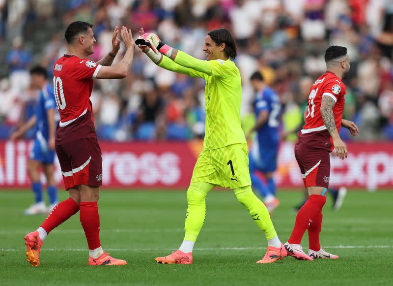 Los suizos Granit Xhaka and Yann Sommer celebran tras derrotar a Italia en el partido por los octavos de final de la Euro 2024, en el Berlin Olympiastadion, Berlín, Alemania