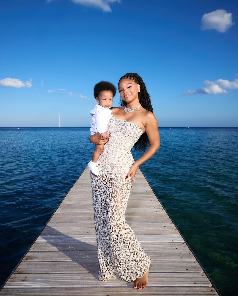 Halle Bailey con su hijo Halo