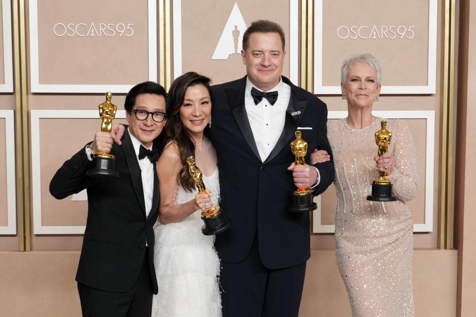 Ke Huy Quan, meilleur acteur dans un second rôle, Michelle Yeoh, meilleure actrice, Brendan Fraser, meilleur acteur et Jamie Lee Curtis, meilleure actrice dans un second rôle posent avec leurs Oscars, le 12 mars à Hollywood